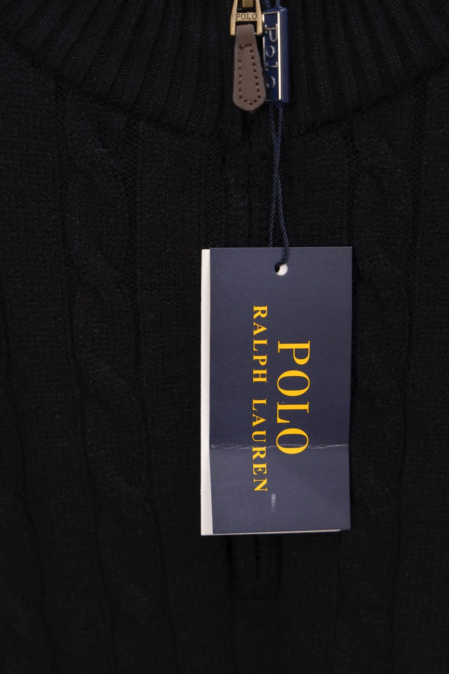 P230 Style No./F187 Rah Lauren classic pony embroidered stand-up collar knitted sweater. Made of 400 cotton gauze fabric with clear lines. The original customized lines are smooth and delicate. Better hand feel. Not easy to deform. Not easy to shrink. Not easy to fade. Maintain long-lasting beauty. Color Gray Black Size S-XL